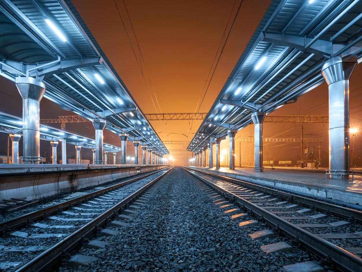 Voies ferrées de nuit sous caténaire – environnement d'intervention ARROUGÉ RAIL SERVICE
